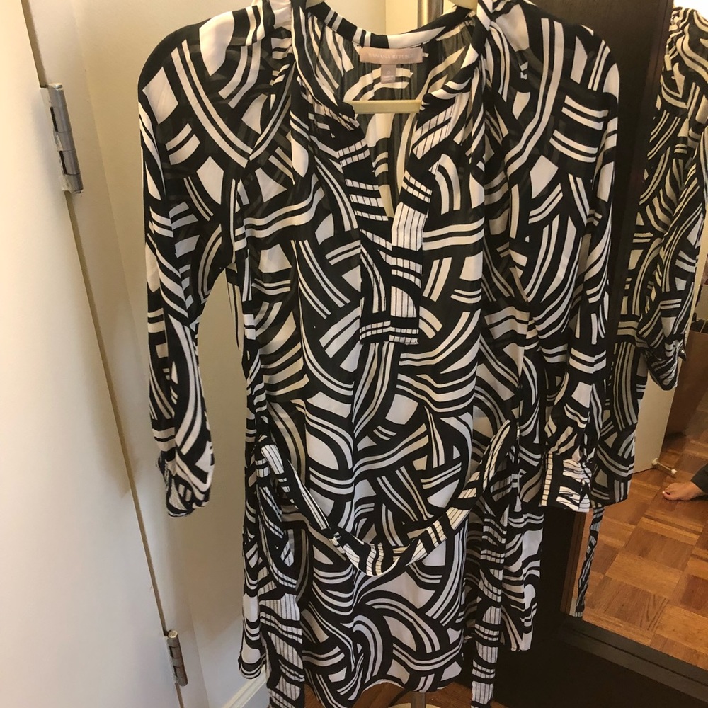 Banana Republic dress navy and white with belt